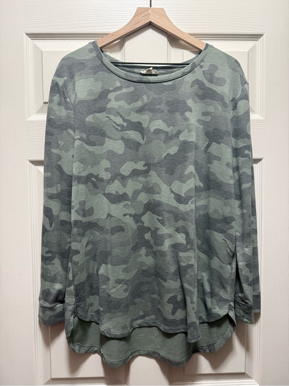 Jane and Delancey Camo High Low Long Sleeve Top Green XL